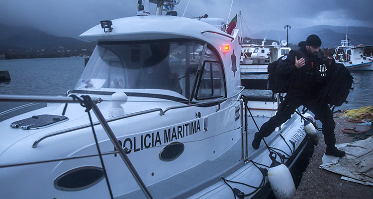 En polis som arbetar för Frontex