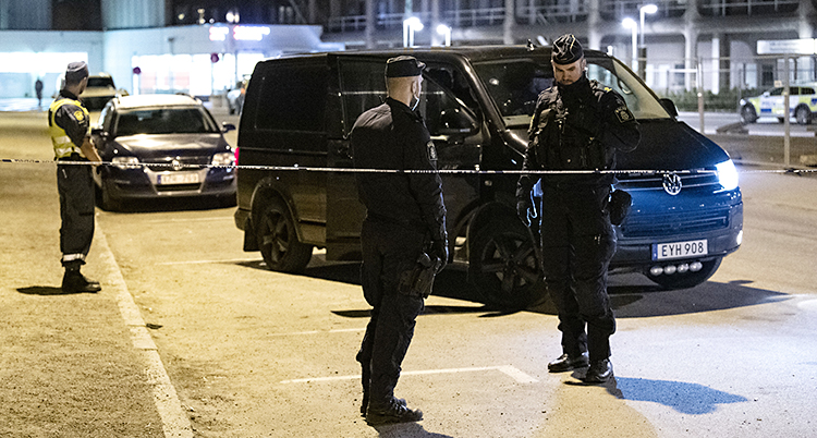 Poliser på platsen där männen sköts