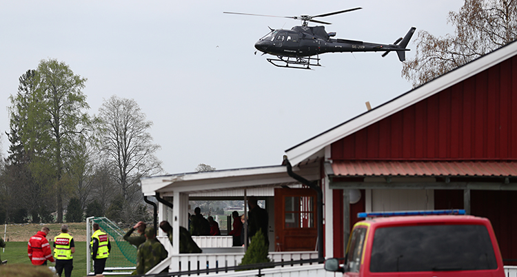 En helikopter flyger över ett hus