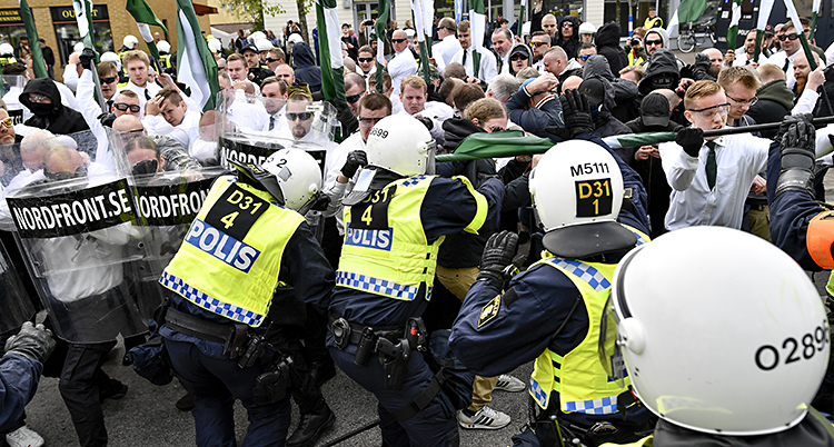 Poliser och nazister i bråk