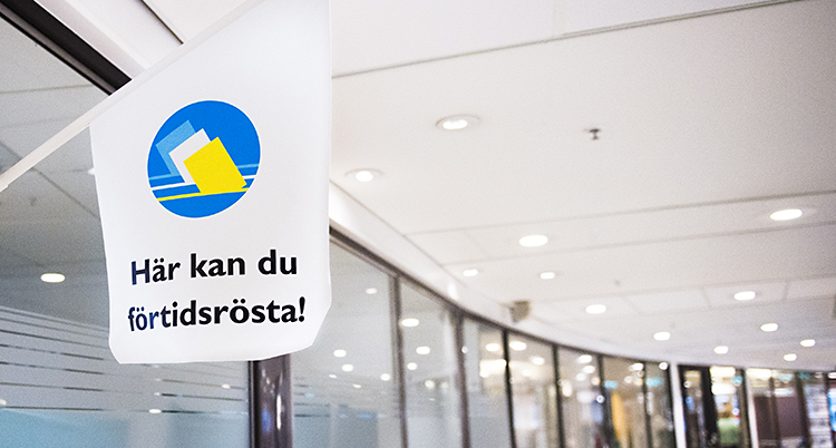 En flagga med texten Här kan du förtidsrösta