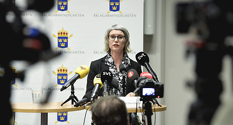 Åklagaren Liselott Herschend pratar med journalister.