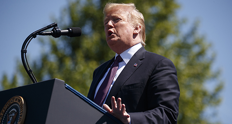 Donald Trump håller ett tal.