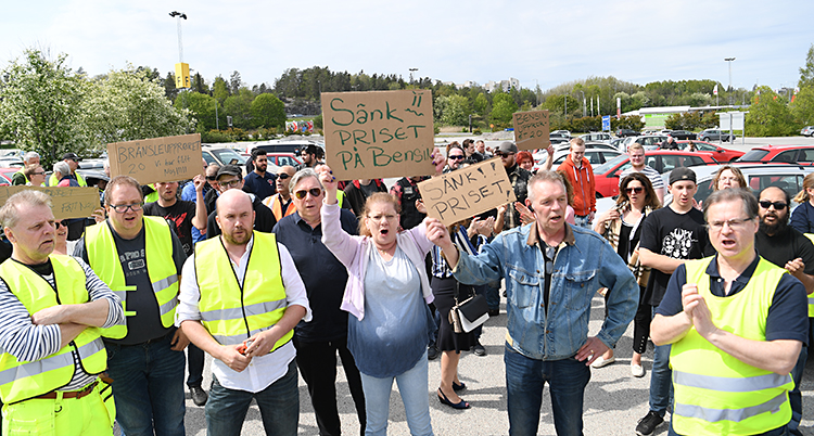 Människor står med plakat.