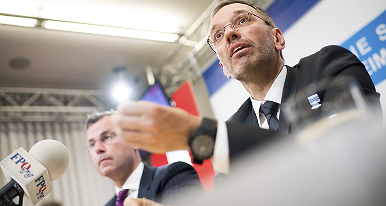 Närbild på två män från partiet FPÖ under en presskonferens.