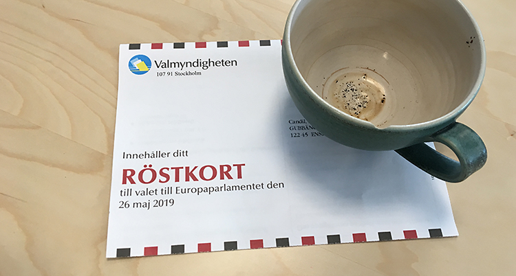 Ett röstkort och en kopp på ett bord