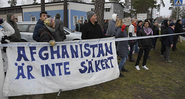 Människor demonstrerar vid Migrationsverkets kontor i Märsta utanför Stockholm.