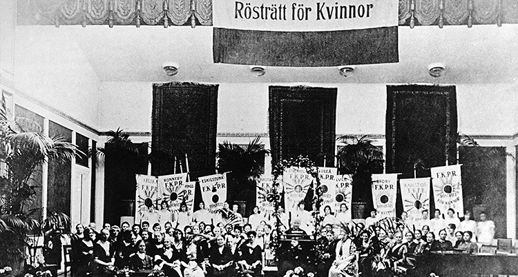 En svartvit bild på en stor grupp kvinnor som är uppställda. De är med i Landsföreningen för kvinnans politiska rösträtt.
