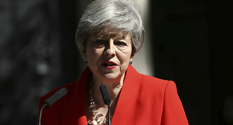 Theresa May i röd kavaj.