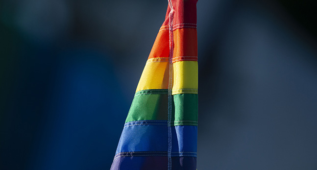 En regnbågsflagga som hänger nedåt.