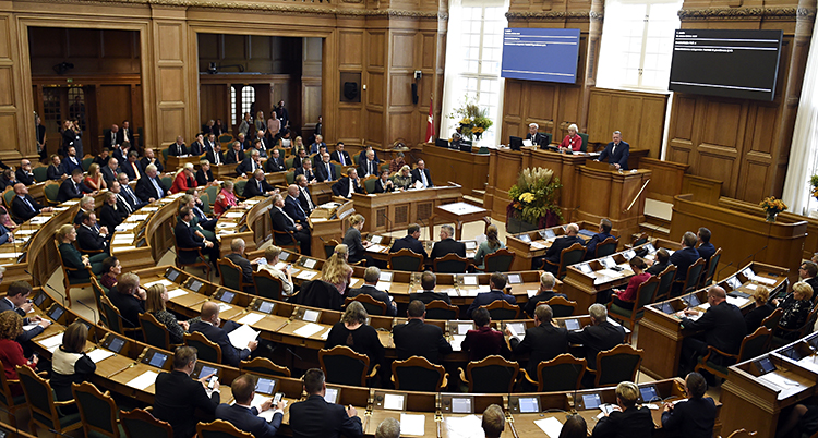 Alla politikerna sitter i sina bänkar