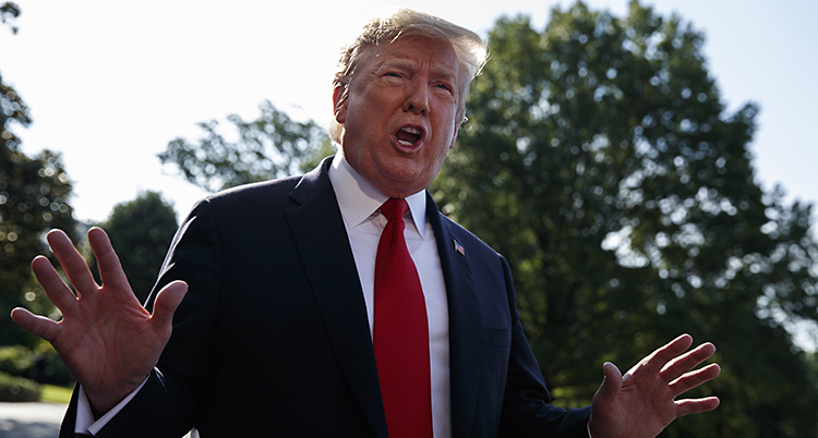 Trump pratar och ser arg ut.