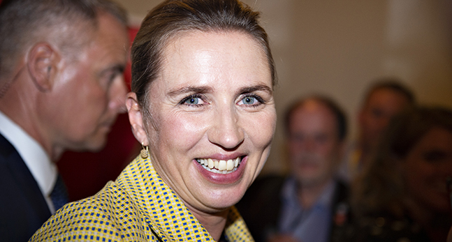 Den danska politikern Mette Fredriksen ler stort.