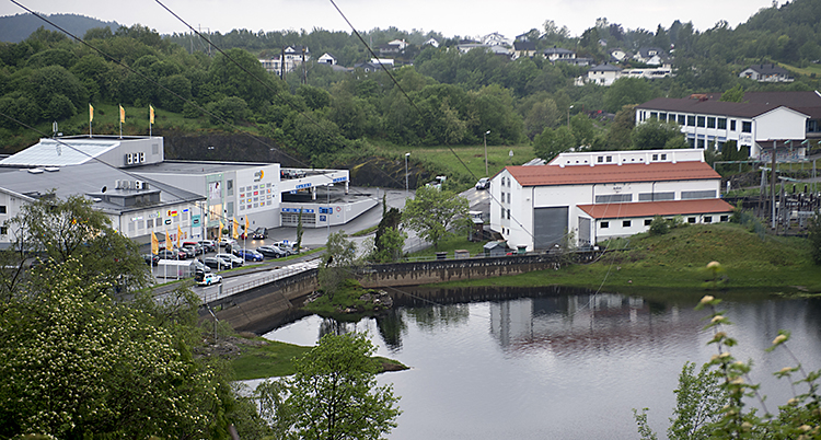 En flybild över några hus vid en sjö i staden.