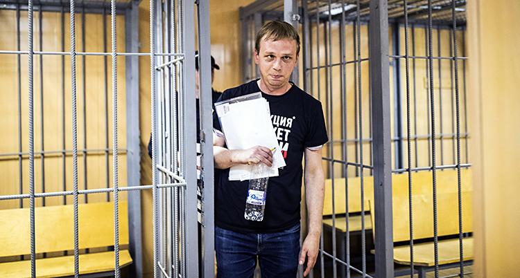Journalisten på väg ut ur ett rum med galler.