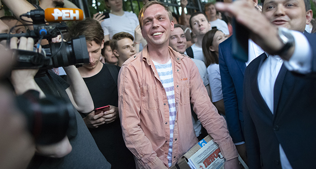 Golunov är omgiven av människor och ler