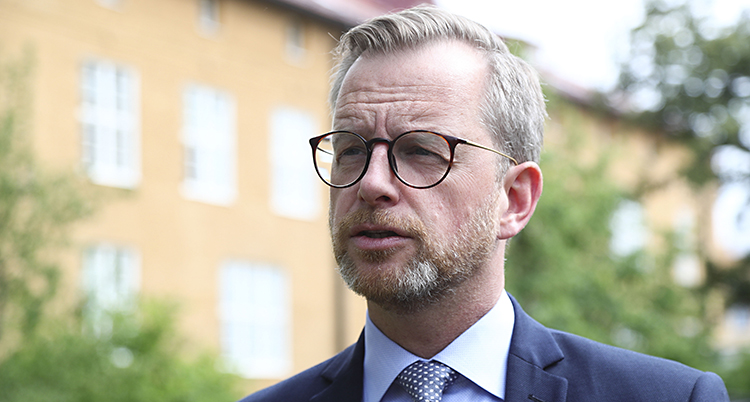 Porträtt på ministern som tittar åt sidan och ser bekymrad ut.