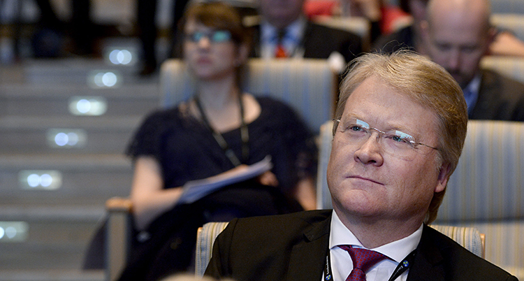 Porträtt på Lars Adaktusson som tittar snett uppåt och ser bestämd ut