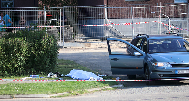 En bil som står stilla. Poliser har dragit band runt bilen.