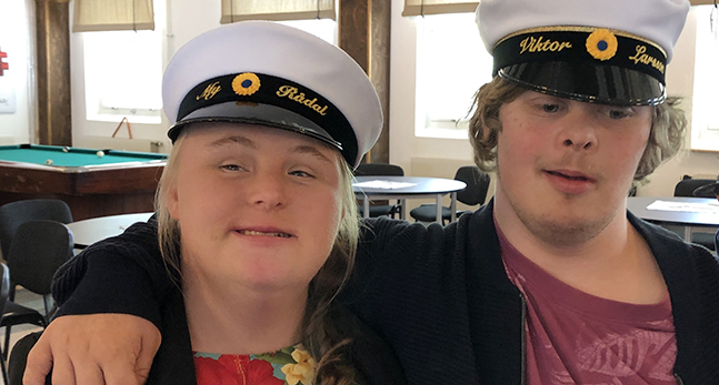 My Rådal och Viktor Larsson med sina studentmössor.
