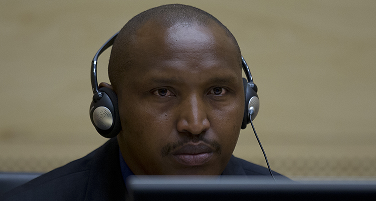 Bosco Ntaganda med hörlurar i domstolen.