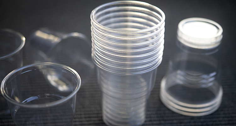 Flera genomskinliga muggar i plast.
