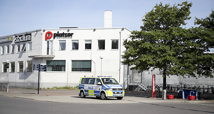 En polisbil står på ett torg i Göteborg.
