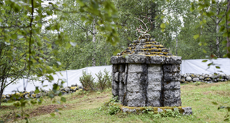 Ett monument av sten. Överst finns ett renhorn.