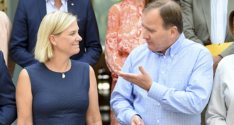 Statsministern pekar med hela handen mot Magdalena Andersson som ser glad ut.