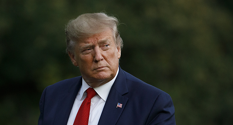 Närbild på Trump som ser sur utr och blänger åt sidan