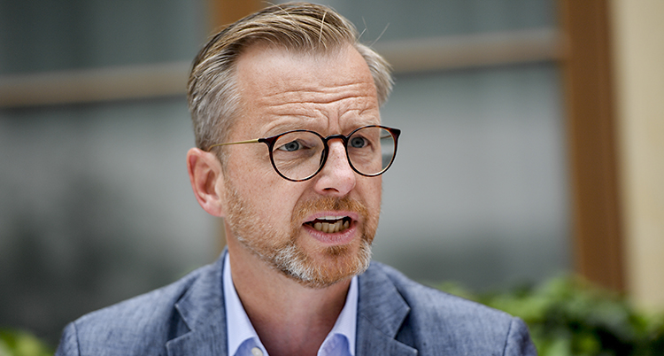 Närbild på Damberg som ser ilsken iut