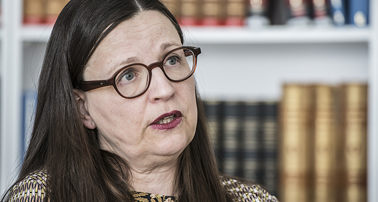 Närbild på ministern som tittar åt sidan och pratar
