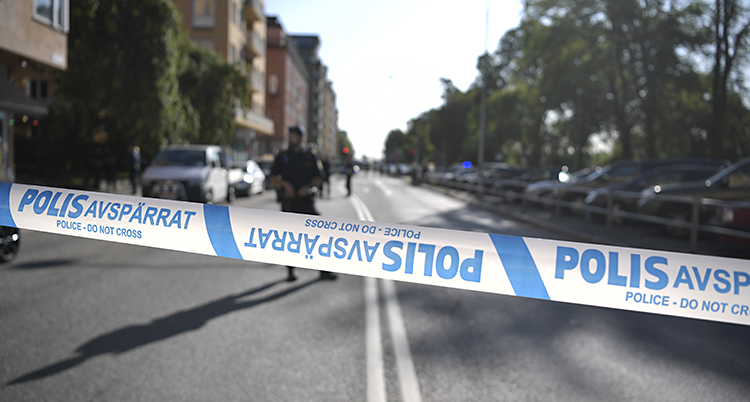 En polis står på en gata. Det