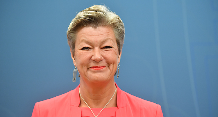 Ylva Johansson ser glad ut