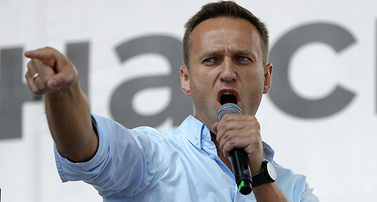 Aleksej Navalnyj pratar i mikrofon och pekar med ena handen