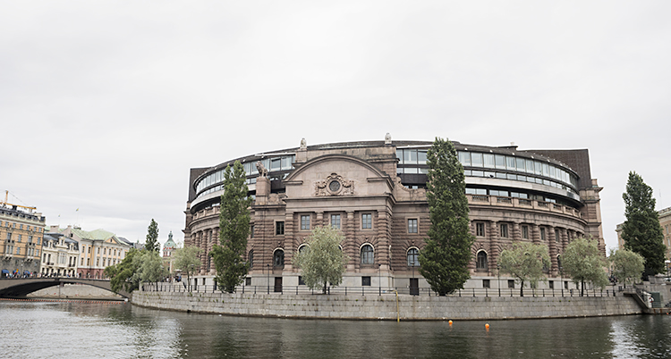 Ett stort runt hus i sten ligger precis vid vattnet