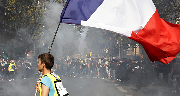Demonstranter på en gata i Paris.