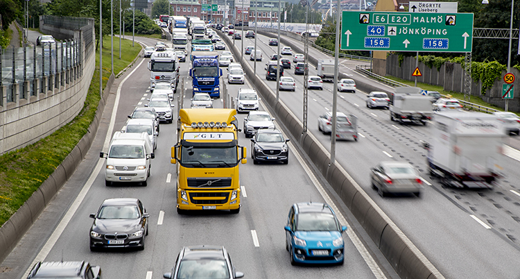 Många bilar på kör på en motorväg.