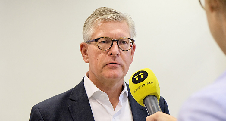 Börje Ekholm har kavaj, glasögon och grått hår