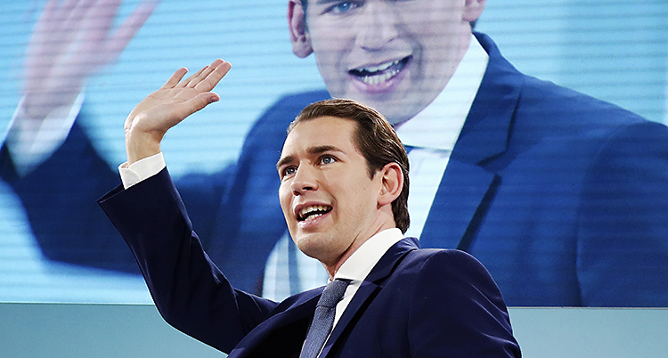 Sebastian Kurz i blå kostym och slips vinkar glatt.