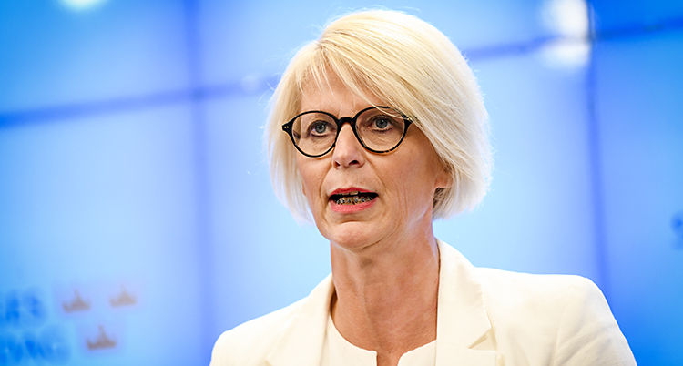 Elisabeth Svantesson har ljust hår, glasögon och vit kavaj