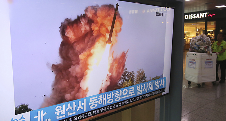 Bilden visar en tv-skärm i Sydkorea. På tv:n syns en raket som skjuts iväg i ett moln av eld. I botten av tv-rutan syns koreanska tecken.