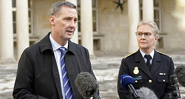 personerna håller presskonferens utanför polishuset i Köpenhamn.