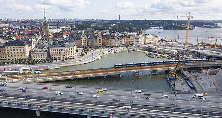 Bild över centrala Stockholm. Bilar kör på vägarna.