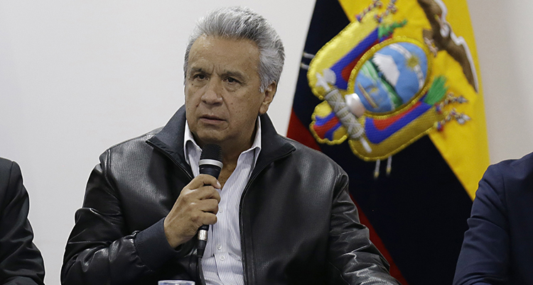 Ecuadors ledare Lenín Moreno. Framför sig har han en mikrofon.
