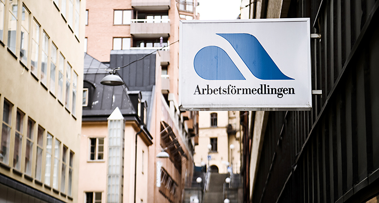En bild på Arbetsförmedlingens skylt som sitter på ett hus.