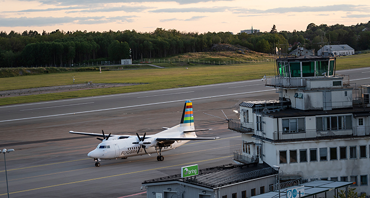 Ett flygplan på en landningsbana på en flygplats.