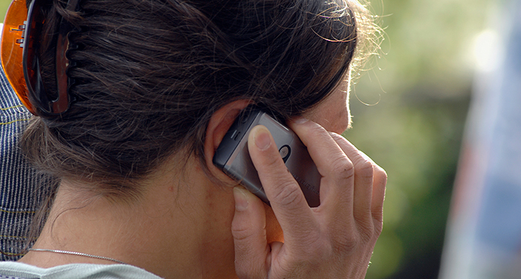 En kvinna talar mobiltelefon.