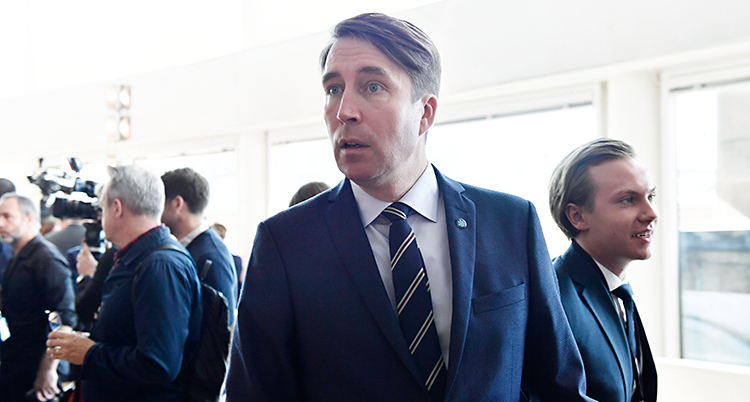 Richard Jomshof har kavaj och slips och tittar åt sidan.