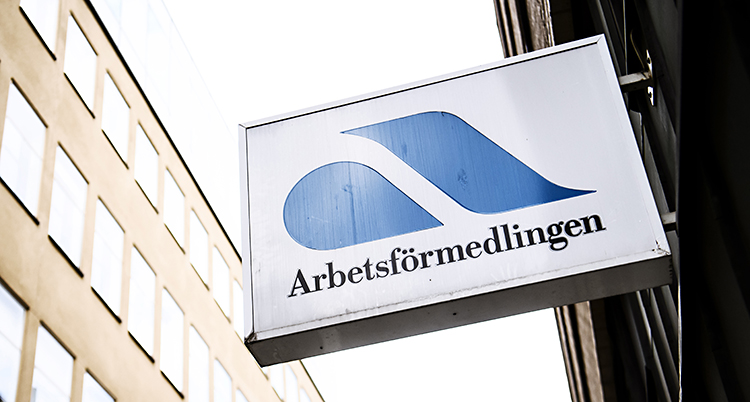 En blå och vit skylt på Arbetsförmedlingen.